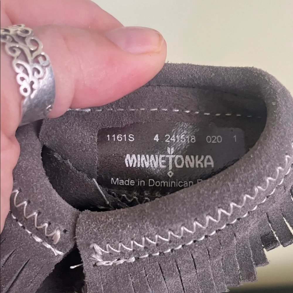 Minnetonka Grey Suede Riley Fringe Moccasin Bootie. Unisex Size 4